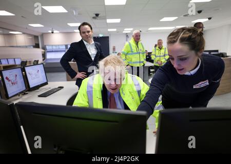 BRIDGWATER, ENGLAND, Vereinigtes Königreich - 07. April 2022 - der britische Premierminister Boris Johnson und der Minister für Wirtschaft, Energie und Industriestrategie Kwasi kW Stockfoto