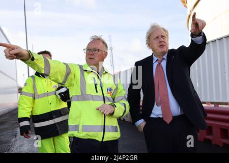 BRIDGWATER, ENGLAND, Vereinigtes Königreich - 07. April 2022 - der britische Premierminister Boris Johnson und der Minister für Wirtschaft, Energie und Industriestrategie Kwasi kW Stockfoto