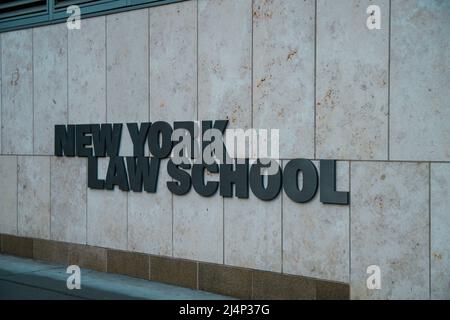 Zeichen der „New York Law School“ auf dem Campus des Zentrums für den Rechtsunterricht in Downtown Manhattan, von der Leonard Street aus gesehen Stockfoto