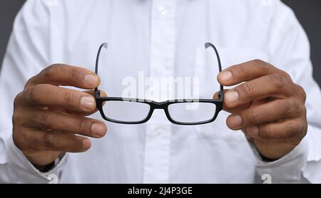 Brillen werden in einem Optikergeschäft ausgestellt, mit weißem Hintergrund, Stockfoto Stockfoto