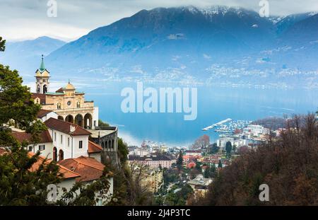 Madonna del Sasso in Orselina oberhalb der Stadt Locarno am Lago Maggiore. Schweiz. Stockfoto