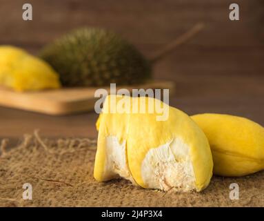 Durian Fruchtreife auf einem Sack auf den Tisch. Stockfoto