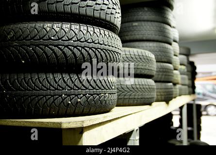 Autoreifen in einer Garage, keine Leute Stock Foto Stockfoto