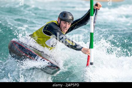Lee Valley, Großbritannien. 16. April 2022. Sam Maingay im Jahr C1 während der britischen Kanu-Slalom-Olympia-Qualifikation im Lee Valley am 16. April 2022. Foto von Phil Hutchinson. Nur zur redaktionellen Verwendung, Lizenz für kommerzielle Nutzung erforderlich. Keine Verwendung bei Wetten, Spielen oder Veröffentlichungen einzelner Clubs/Vereine/Spieler. Kredit: UK Sports Pics Ltd/Alamy Live Nachrichten Stockfoto