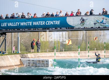 Lee Valley, Großbritannien. 16. April 2022. Lee Valley White Water Center, das am 16. April 2022 im Lee Valley die olympische Qualifikation für den britischen Kanuslalom veranstaltet. Foto von Phil Hutchinson. Nur zur redaktionellen Verwendung, Lizenz für kommerzielle Nutzung erforderlich. Keine Verwendung bei Wetten, Spielen oder Veröffentlichungen einzelner Clubs/Vereine/Spieler. Kredit: UK Sports Pics Ltd/Alamy Live Nachrichten Stockfoto