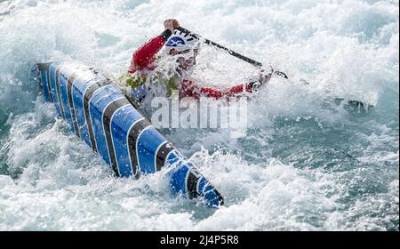 Lee Valley, Großbritannien. 16. April 2022. Michael Denvir im Jahr C1 während der britischen Kanu-Slalom Olympic Qualification in Lee Valley am 16. April 2022. Foto von Phil Hutchinson. Nur zur redaktionellen Verwendung, Lizenz für kommerzielle Nutzung erforderlich. Keine Verwendung bei Wetten, Spielen oder Veröffentlichungen einzelner Clubs/Vereine/Spieler. Kredit: UK Sports Pics Ltd/Alamy Live Nachrichten Stockfoto