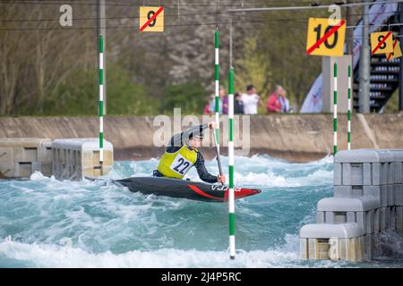Lee Valley, Großbritannien. 16. April 2022. Robert Fernie im Jahr C1 während der britischen Kanu-Slalom-Olympiaqualifikation im Lee Valley am 16. April 2022. Foto von Phil Hutchinson. Nur zur redaktionellen Verwendung, Lizenz für kommerzielle Nutzung erforderlich. Keine Verwendung bei Wetten, Spielen oder Veröffentlichungen einzelner Clubs/Vereine/Spieler. Kredit: UK Sports Pics Ltd/Alamy Live Nachrichten Stockfoto