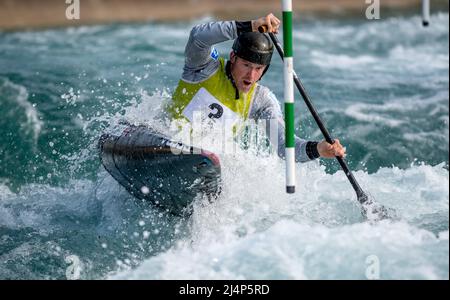 Lee Valley, Großbritannien. 16. April 2022. Will Smith im Jahr C1 während der britischen Kanu-Slalom-Olympiaqualifikation im Lee Valley am 16. April 2022. Foto von Phil Hutchinson. Nur zur redaktionellen Verwendung, Lizenz für kommerzielle Nutzung erforderlich. Keine Verwendung bei Wetten, Spielen oder Veröffentlichungen einzelner Clubs/Vereine/Spieler. Kredit: UK Sports Pics Ltd/Alamy Live Nachrichten Stockfoto