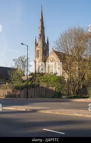 Der denkmalgeschützte neugotische Kirchturm und Turm der Holy Trinity Church, Ponsonby Road, Roehampton, London, SW15, England, Großbritannien Stockfoto