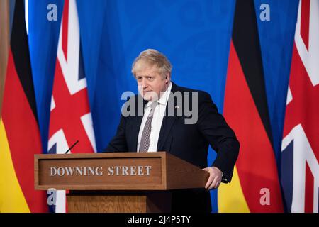 LONDON, ENGLAND, VEREINIGTES KÖNIGREICH - 08. APRIL 2022 -. Der britische Premierminister Boris Johnson trifft den deutschen Bundeskanzler Olaf Scholz zu einem bilateralen Treffen im Jahr 10 Downing Stree Stockfoto