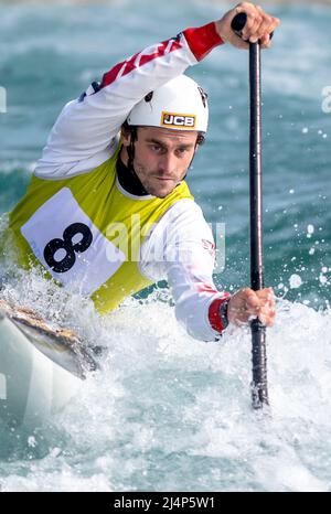 Lee Valley, Großbritannien. 16. April 2022. Adam Burgess im Jahr C1 während der britischen Kanu-Slalom-Olympia-Qualifikation in Lee Valley am 16. April 2022. Foto von Phil Hutchinson. Nur zur redaktionellen Verwendung, Lizenz für kommerzielle Nutzung erforderlich. Keine Verwendung bei Wetten, Spielen oder Veröffentlichungen einzelner Clubs/Vereine/Spieler. Kredit: UK Sports Pics Ltd/Alamy Live Nachrichten Stockfoto