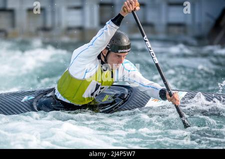 Lee Valley, Großbritannien. 16. April 2022. Peter Linksted im Jahr C1 während der britischen Kanu-Slalom Olympic Qualification in Lee Valley am 16. April 2022. Foto von Phil Hutchinson. Nur zur redaktionellen Verwendung, Lizenz für kommerzielle Nutzung erforderlich. Keine Verwendung bei Wetten, Spielen oder Veröffentlichungen einzelner Clubs/Vereine/Spieler. Kredit: UK Sports Pics Ltd/Alamy Live Nachrichten Stockfoto