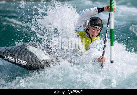 Lee Valley, Großbritannien. 16. April 2022. Peter Linksted im Jahr C1 während der britischen Kanu-Slalom Olympic Qualification in Lee Valley am 16. April 2022. Foto von Phil Hutchinson. Nur zur redaktionellen Verwendung, Lizenz für kommerzielle Nutzung erforderlich. Keine Verwendung bei Wetten, Spielen oder Veröffentlichungen einzelner Clubs/Vereine/Spieler. Kredit: UK Sports Pics Ltd/Alamy Live Nachrichten Stockfoto