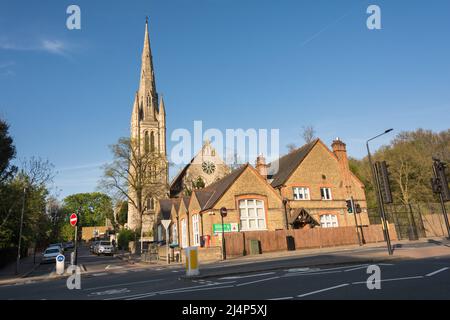 Der denkmalgeschützte neugotische Kirchturm und Turm der Holy Trinity Church, Ponsonby Road, Roehampton, London, SW15, England, Großbritannien Stockfoto