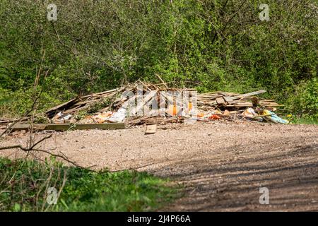 Illegale Fliegenkippen Abfälle von entfernten Zaunplatten, Schutt und Beton auf einem Landweg Stockfoto