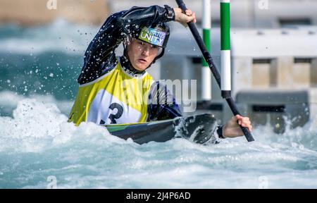 Lee Valley, Großbritannien. 16. April 2022. Sophie Ogilvie konkurriert K1 während der Olympischen Kanuslalom-Qualifikation im Lee Valley am 16. April 2022. Foto von Phil Hutchinson. Nur zur redaktionellen Verwendung, Lizenz für kommerzielle Nutzung erforderlich. Keine Verwendung bei Wetten, Spielen oder Veröffentlichungen einzelner Clubs/Vereine/Spieler. Kredit: UK Sports Pics Ltd/Alamy Live Nachrichten Stockfoto