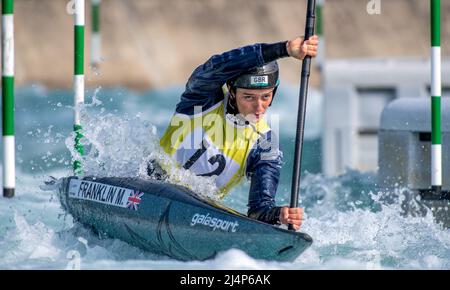 Lee Valley, Großbritannien. 16. April 2022. Mallory Franklin im Jahr K1 während der britischen Kanu-Slalom-Olympia-Qualifikation im Lee Valley am 16. April 2022. Foto von Phil Hutchinson. Nur zur redaktionellen Verwendung, Lizenz für kommerzielle Nutzung erforderlich. Keine Verwendung bei Wetten, Spielen oder Veröffentlichungen einzelner Clubs/Vereine/Spieler. Kredit: UK Sports Pics Ltd/Alamy Live Nachrichten Stockfoto
