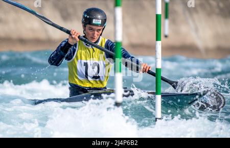 Lee Valley, Großbritannien. 16. April 2022. Mallory Franklin im Jahr K1 während der britischen Kanu-Slalom-Olympia-Qualifikation im Lee Valley am 16. April 2022. Foto von Phil Hutchinson. Nur zur redaktionellen Verwendung, Lizenz für kommerzielle Nutzung erforderlich. Keine Verwendung bei Wetten, Spielen oder Veröffentlichungen einzelner Clubs/Vereine/Spieler. Kredit: UK Sports Pics Ltd/Alamy Live Nachrichten Stockfoto