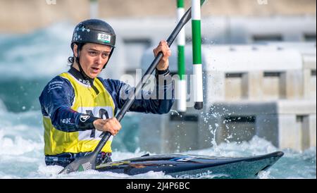 Lee Valley, Großbritannien. 16. April 2022. Mallory Franklin im Jahr K1 während der britischen Kanu-Slalom-Olympia-Qualifikation im Lee Valley am 16. April 2022. Foto von Phil Hutchinson. Nur zur redaktionellen Verwendung, Lizenz für kommerzielle Nutzung erforderlich. Keine Verwendung bei Wetten, Spielen oder Veröffentlichungen einzelner Clubs/Vereine/Spieler. Kredit: UK Sports Pics Ltd/Alamy Live Nachrichten Stockfoto