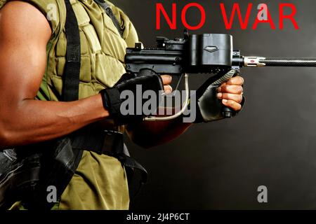 Armeesoldat mit Pistole geht in Krieg mit Leuten Stockfoto Stockfoto