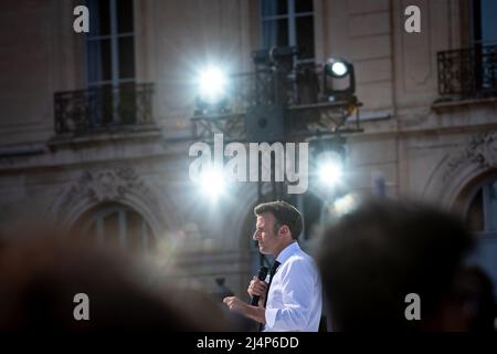 Emmanuel Macron sieht auf der Bühne Reden mit den Bühnenlichtern im Hintergrund halten. Emmanuel Macron ist in Marseille zu einem Treffen der zweiten Runde der Präsidentschaftswahlen, das ihn am 24. April 2022 gegen Marine Le Pen stellt. Er muss die Stimme der Wähler anziehen, die sich für Jean-Luc Mélenchon entschieden haben (radikale ökologische Sensibilität der Linken). Er kündigte starke Auswirkungen seiner künftigen Politik im Hinblick auf den Umweltschutz und die Bedeutung der Jugend für die Entscheidungen an, die getroffen werden, wenn er erneut gewählt wird. Er rief auch dazu auf, seinen Gegner von der extremen Rechten auf dem U zu schlagen Stockfoto