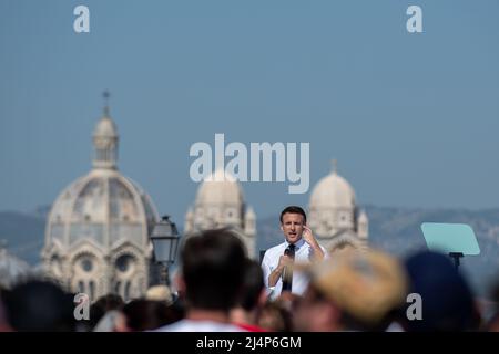 Emmanuel Macron sieht auf der Bühne Reden mit der Kathedrale des Majors von Marseille im Hintergrund. Emmanuel Macron ist in Marseille zu einem Treffen der zweiten Runde der Präsidentschaftswahlen, das ihn am 24. April 2022 gegen Marine Le Pen stellt. Er muss die Stimme der Wähler anziehen, die sich für Jean-Luc Mélenchon entschieden haben (radikale ökologische Sensibilität der Linken). Er kündigte starke Auswirkungen seiner künftigen Politik im Hinblick auf den Umweltschutz und die Bedeutung der Jugend für die Entscheidungen an, die getroffen werden, wenn er erneut gewählt wird. Er rief auch an, seinen Gegner von der zu schlagen Stockfoto