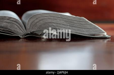 Heilige Bibel auf einem Holztisch in der Kirche Stock Foto Stockfoto