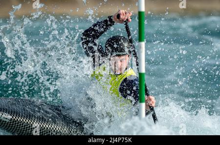 Lee Valley, Großbritannien. 16. April 2022. Vittorio Pezzaioli, der C1M während der Olympischen Kanuslalom-Qualifikation im Lee Valley am 16. April 2022 antritt. Foto von Phil Hutchinson. Nur zur redaktionellen Verwendung, Lizenz für kommerzielle Nutzung erforderlich. Keine Verwendung bei Wetten, Spielen oder Veröffentlichungen einzelner Clubs/Vereine/Spieler. Kredit: UK Sports Pics Ltd/Alamy Live Nachrichten Stockfoto
