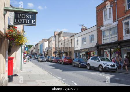 Blick auf die High Street in Glastonbury, Somerset in Großbritannien Stockfoto