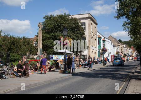 Ansichten von Menschen auf der High Street in Glastonbury, Somerset in Großbritannien Stockfoto