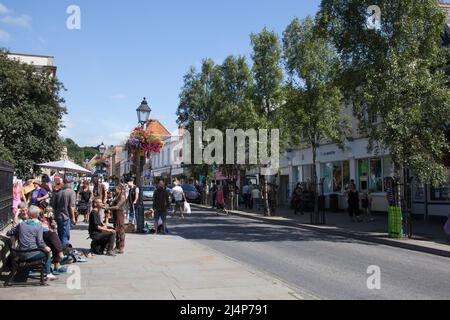 Ansichten von Menschen auf der High Street in Glastonbury, Somerset in Großbritannien Stockfoto