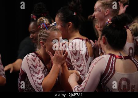 Fort Worth, Texas, USA. 16. April 2022. Ragan Smith feiert mit dem Frauenturnteam der Universität von Oklahoma, nachdem er die NCAA Women's National Collegiate Gymnastik Championships in Dickie's Arena in Fort Worth, Texas, gewonnen hat. Melissa J. Perenson/CSM/Alamy Live News Stockfoto