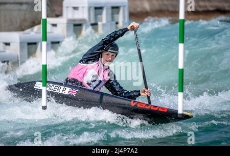 Lee Valley, Großbritannien. 16. April 2022. Phoebe Spicer im Jahr C1W während der britischen Kanu-Slalom-Olympia-Qualifikation im Lee Valley am 16. April 2022. Foto von Phil Hutchinson. Nur zur redaktionellen Verwendung, Lizenz für kommerzielle Nutzung erforderlich. Keine Verwendung bei Wetten, Spielen oder Veröffentlichungen einzelner Clubs/Vereine/Spieler. Kredit: UK Sports Pics Ltd/Alamy Live Nachrichten Stockfoto