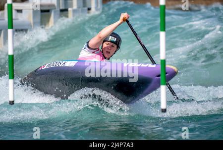 Lee Valley, Großbritannien. 16. April 2022. Kimberley Woods im Jahr C1W im Rahmen der Olympischen Kanuslalom-Qualifikation im Lee Valley am 16. April 2022. Foto von Phil Hutchinson. Nur zur redaktionellen Verwendung, Lizenz für kommerzielle Nutzung erforderlich. Keine Verwendung bei Wetten, Spielen oder Veröffentlichungen einzelner Clubs/Vereine/Spieler. Kredit: UK Sports Pics Ltd/Alamy Live Nachrichten Stockfoto