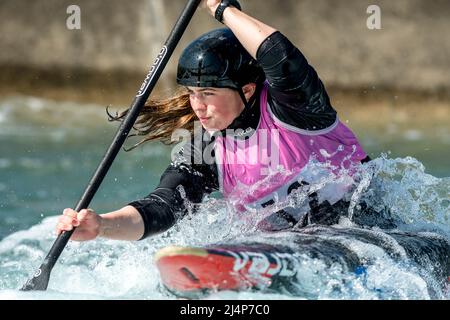 Lee Valley, Großbritannien. 16. April 2022. Katie Shattock im Jahr C1W während der britischen Kanu-Slalom-Olympiaqualifikation im Lee Valley am 16. April 2022. Foto von Phil Hutchinson. Nur zur redaktionellen Verwendung, Lizenz für kommerzielle Nutzung erforderlich. Keine Verwendung bei Wetten, Spielen oder Veröffentlichungen einzelner Clubs/Vereine/Spieler. Kredit: UK Sports Pics Ltd/Alamy Live Nachrichten Stockfoto