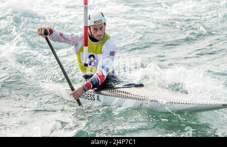 Lee Valley, Großbritannien. 16. April 2022. Adam Burgess im Jahr C1M während der britischen Kanu-Slalom-Olympia-Qualifikation in Lee Valley am 16. April 2022. Foto von Phil Hutchinson. Nur zur redaktionellen Verwendung, Lizenz für kommerzielle Nutzung erforderlich. Keine Verwendung bei Wetten, Spielen oder Veröffentlichungen einzelner Clubs/Vereine/Spieler. Kredit: UK Sports Pics Ltd/Alamy Live Nachrichten Stockfoto