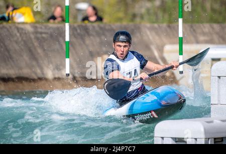 Lee Valley, Großbritannien. 16. April 2022. Joe Clarke, der K1M während der britischen Kanuslalom-Olympiaqualifikation im Lee Valley am 16. April 2022 antritt. Foto von Phil Hutchinson. Nur zur redaktionellen Verwendung, Lizenz für kommerzielle Nutzung erforderlich. Keine Verwendung bei Wetten, Spielen oder Veröffentlichungen einzelner Clubs/Vereine/Spieler. Kredit: UK Sports Pics Ltd/Alamy Live Nachrichten Stockfoto