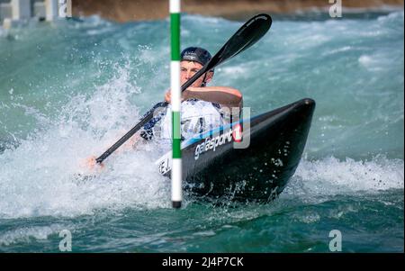 Lee Valley, Großbritannien. 16. April 2022. Joe Clarke, der K1M während der britischen Kanuslalom-Olympiaqualifikation im Lee Valley am 16. April 2022 antritt. Foto von Phil Hutchinson. Nur zur redaktionellen Verwendung, Lizenz für kommerzielle Nutzung erforderlich. Keine Verwendung bei Wetten, Spielen oder Veröffentlichungen einzelner Clubs/Vereine/Spieler. Kredit: UK Sports Pics Ltd/Alamy Live Nachrichten Stockfoto