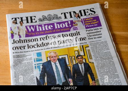 In der Times-Überschrift vom 13. April steht, dass Johnson sich weigert, wegen einer Geldstrafe für die Lockdown-Partei aufzuhören. Stockfoto