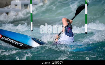 Lee Valley, Großbritannien. 16. April 2022. Joe Clarke, der K1M während der britischen Kanuslalom-Olympiaqualifikation im Lee Valley am 16. April 2022 antritt. Foto von Phil Hutchinson. Nur zur redaktionellen Verwendung, Lizenz für kommerzielle Nutzung erforderlich. Keine Verwendung bei Wetten, Spielen oder Veröffentlichungen einzelner Clubs/Vereine/Spieler. Kredit: UK Sports Pics Ltd/Alamy Live Nachrichten Stockfoto