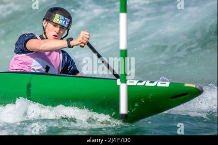 Lee Valley, Großbritannien. 16. April 2022. Sophie Ogilvie konkurriert C1W während der Olympischen Kanuslalom-Qualifikation im Lee Valley am 16. April 2022. Foto von Phil Hutchinson. Nur zur redaktionellen Verwendung, Lizenz für kommerzielle Nutzung erforderlich. Keine Verwendung bei Wetten, Spielen oder Veröffentlichungen einzelner Clubs/Vereine/Spieler. Kredit: UK Sports Pics Ltd/Alamy Live Nachrichten Stockfoto