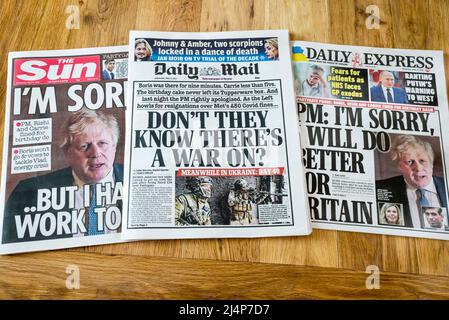 Sun, Daily Mail und Daily Express Schlagzeilen am 13. April 2022 zur Unterstützung von Boris Johnson wegen des Partygate-Skandals, nachdem die Polizei Geldstrafen verhängt hatte. Stockfoto