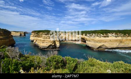 Hohe erodierte Sandsteinklippen und versteckte Strände an der Great Ocean Road gehören zu den geologischen Besonderheiten der Twelve Apostles Stockfoto