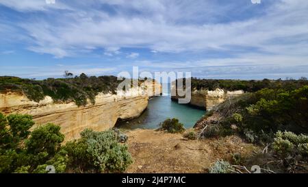 Eingang zur Schlucht von Loch ARD und den Twelve Apostles an der Great Ocean Road von Victoria mit hohen, erodierten Sandsteinklippen und Stränden an einem sonnigen Tag Stockfoto