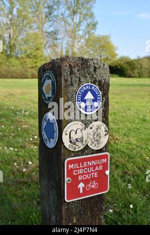 Wegweiser in Milton Keynes. Stockfoto