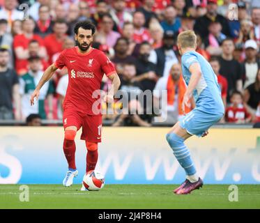 London, Großbritannien. 16. April 2022 - Manchester City gegen Liverpool - Halbfinale des FA Cup - Wembley Stadium Mohamed Salah trifft Oleksandr Zinchenko während des Halbfinales des FA Cup gegen Manchester City Bild : © Mark Pain / Premium Sports Images Stockfoto