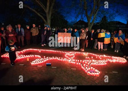 Den Haag, Niederlande. 16. April 2022. Russische Botschaft, Andries Bickerweg. Den Haag, Niederlande. Samstag, 16.. April 2022. Ostersamstag und ein ‘Stille Abendwache', das vor der russischen Botschaft in Den Haag von 500 Kerzen angezündet wird. Samstag, 16.. April 2022. Jeden Tag gibt es eine kontinuierliche stille Demonstration vor der russischen Botschaft in Den Haag, manchmal werden Lieder gesungen. Den ganzen Tag über hängt eine große ukrainische Flagge vor dem Hotel. Kredit: Charles M Vella/Alamy Live Nachrichten Stockfoto