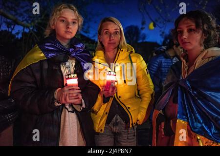 Den Haag, Niederlande. 16. April 2022. Russische Botschaft, Andries Bickerweg. Den Haag, Niederlande. Samstag, 16.. April 2022. Ostersamstag und ein ‘Stille Abendwache', das vor der russischen Botschaft in Den Haag von 500 Kerzen angezündet wird. Samstag, 16.. April 2022. Jeden Tag gibt es eine kontinuierliche stille Demonstration vor der russischen Botschaft in Den Haag, manchmal werden Lieder gesungen. Den ganzen Tag über hängt eine große ukrainische Flagge vor dem Hotel. Kredit: Charles M Vella/Alamy Live Nachrichten Stockfoto