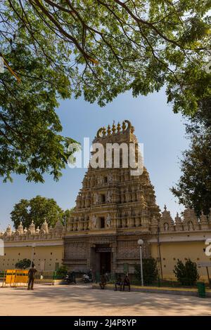 Tempel im südindischen Stil - Shvetha Varaha Swamy Temple Gate vor dem Mysore Palace, Chamaraja Circle, Agrahara Mysuru, Karnataka, Indien Stockfoto