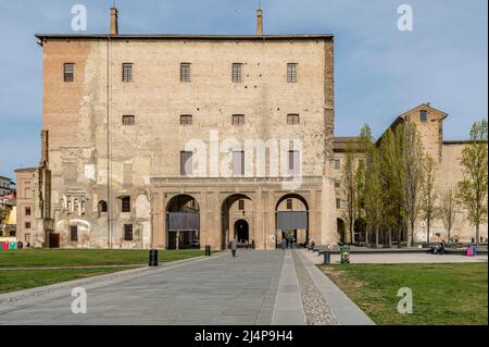 Ein Blick auf den Palazzo della Pilotta, Parma, Italien, in einem Moment der Ruhe Stockfoto